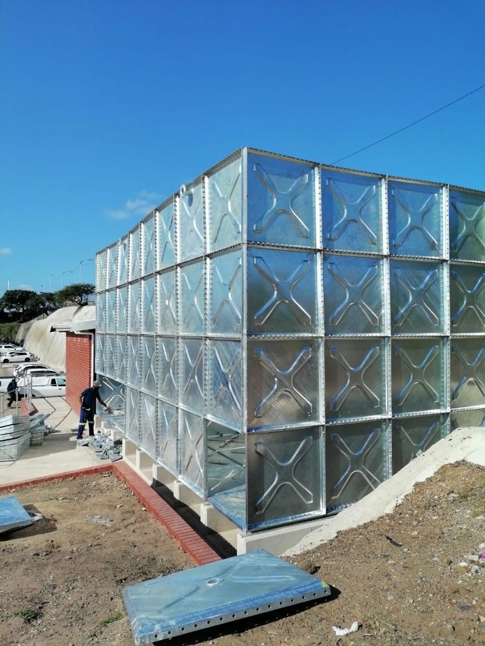 Large-scale sectional tank — Cresta Hotel Victoria Falls